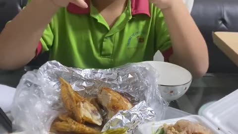 baby go eat at restaurant