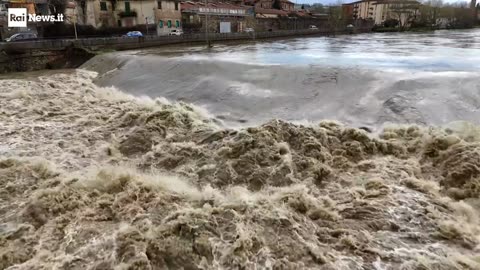 La piena dell'Arno all'altezza di Sieci tra Pontassieve e Firenze