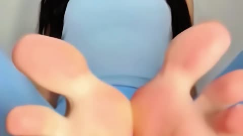 Bella Poarch Footjob POV 🦶🏻💦🍆