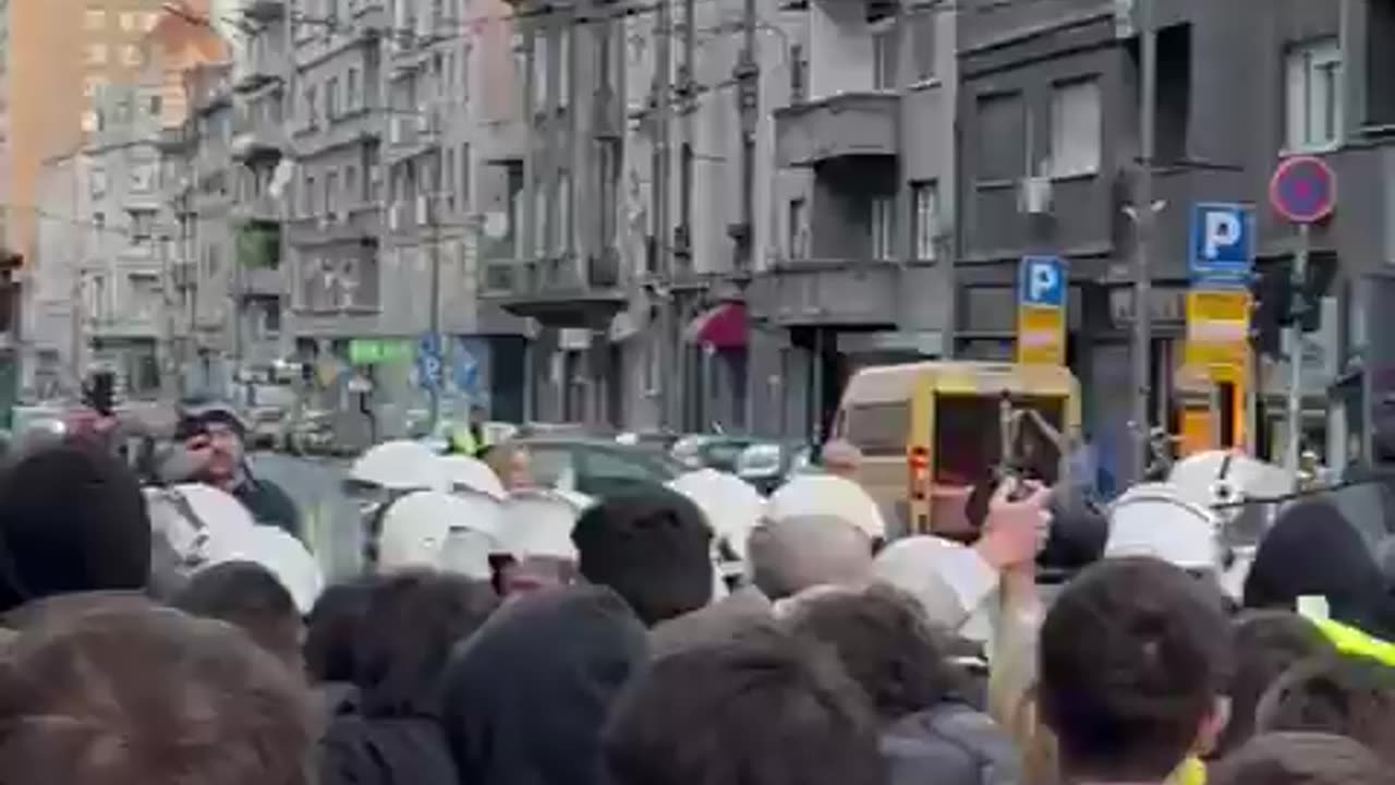 Protestat në Beogra, rrethohet godina e televizionit publik