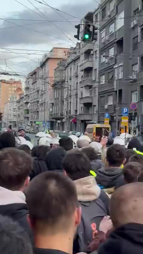 Protestat në Beogra, rrethohet godina e televizionit publik