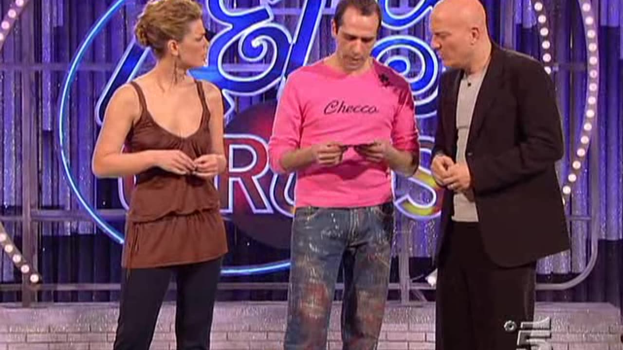 CHECCO ZALONE – La Globalizzazione | Sketch Comico Esilarante