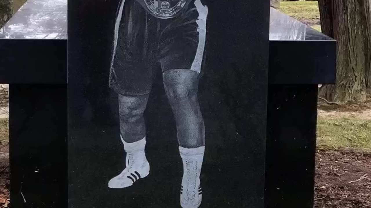 FAMOUS GRAVES - VOL. 556: SMOKIN' JOE FRAZIER