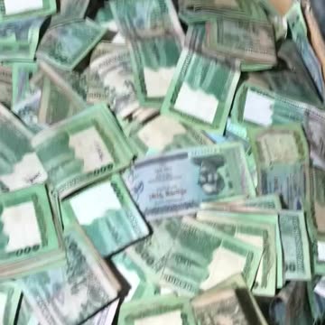 একবার দেশ ছাড়তে পারলে পুরো গুষ্টির রানী বানামু আমার আম্মুর #AakboR #MrAkboR