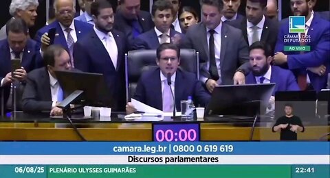 NIKOLAS FERREIRA E AGREDIDO DENTRO DO PLENÁRIO