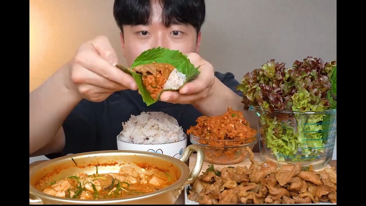 Tuna stewed with tofu, fried pork with soy sauce, fresh lettuce dipped in soybean paste,