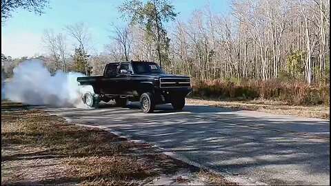 Squarebody Chevy Diesel Burn Out. Laying Rubber