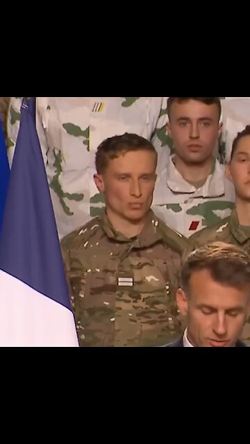 🤨 ¿Qué le pasa a este joven soldado?