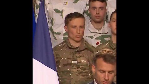 🤨 ¿Qué le pasa a este joven soldado?