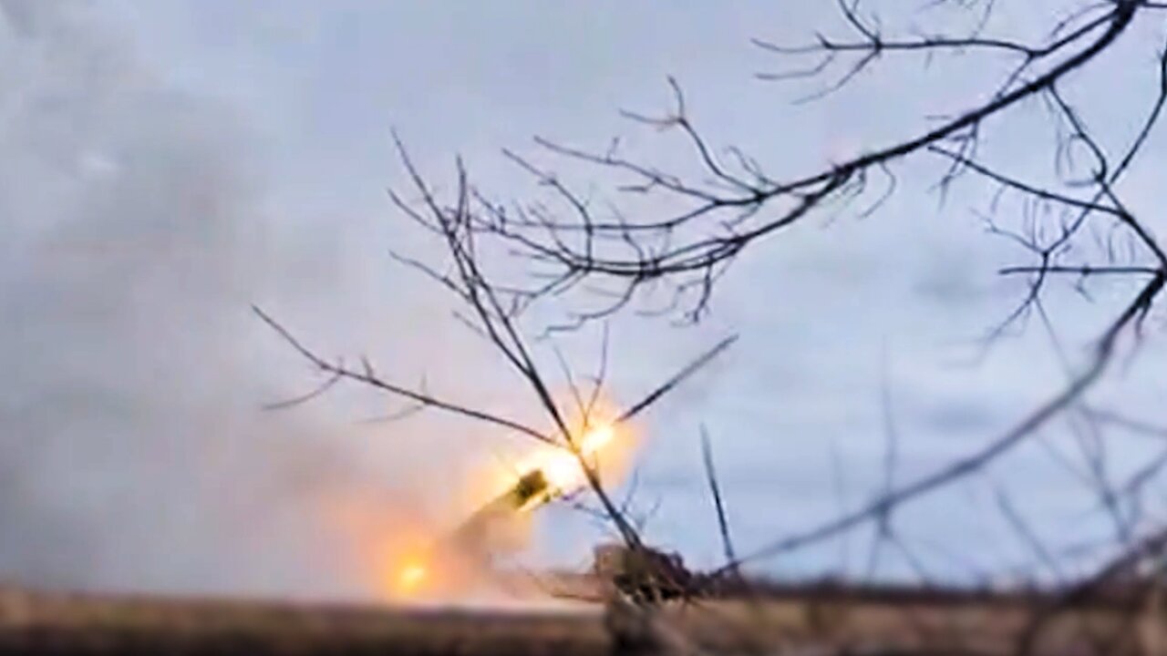 Lanzacohetes múltiple ruso destruye posición ucraniana