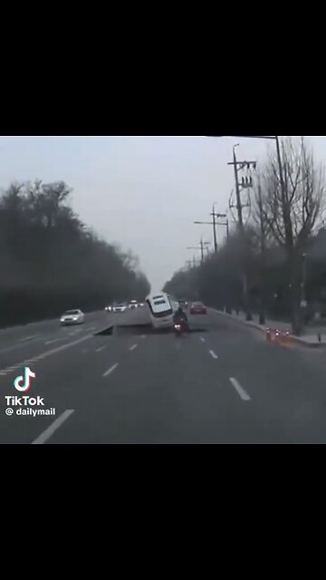 GIANT SINKHOLE OPENS🛣️🚦🚙🕳️🏍️📸IN MIDDLE OF THE ROAD DURING BUSY TRAFFIC🕳️🚏🚗🚦🏍️💫