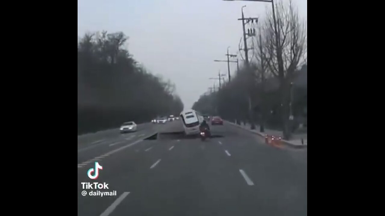 GIANT SINKHOLE OPENS🛣️🚦🚙🕳️🏍️📸IN MIDDLE OF THE ROAD DURING BUSY TRAFFIC🕳️🚏🚗🚦🏍️💫