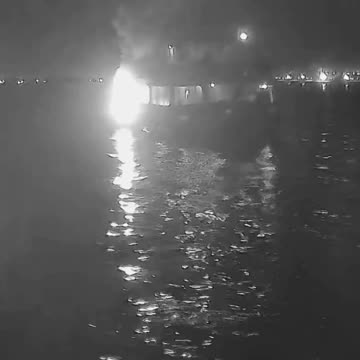 — 🇮🇱/🇵🇸/🇹🇳 WATCH: Video taken from another ship shows the moment a projectile hit the 'Family' vessel of the 'Sumud' Gaza Flotilla from above, contradicting claims by Tunisian authorities