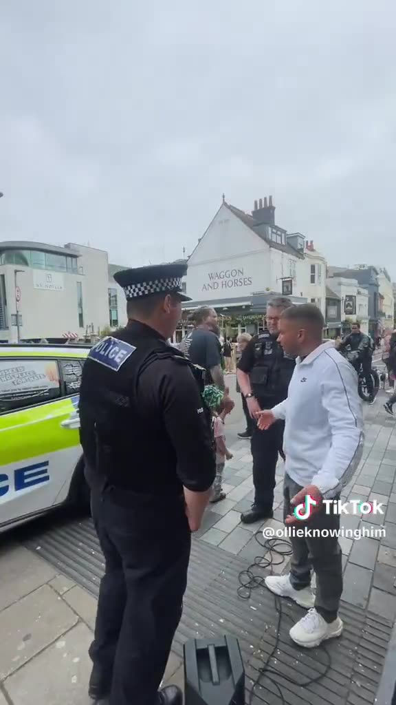 A Christian is preaching in Brighton & the police move him on because of hate.