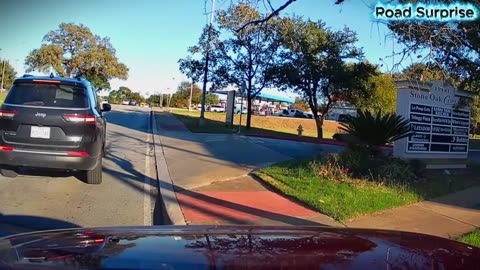 Behold the idiot is coming / Dashcam Videos