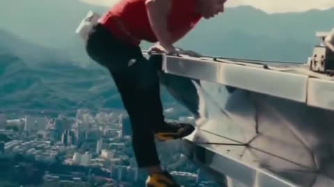 American climber Alex Honnold Climbs 1667 ft skyscraper