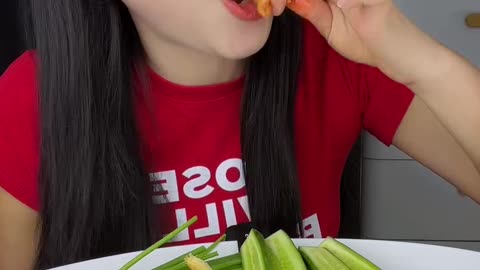 eat chicken feet vegetables 🤗🤗