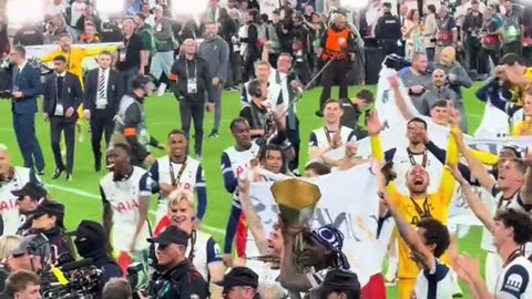 No time for losers… 🎶 Tottenham are loving this 🏆