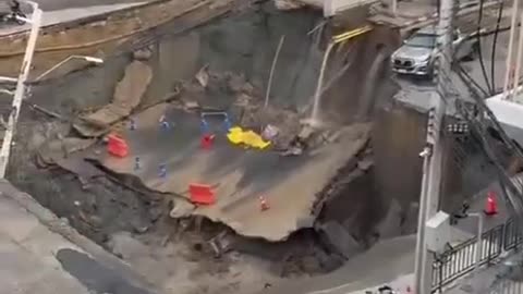 JUST IN 🚨 Massive sinkhole swallows part of busy Bangkok street