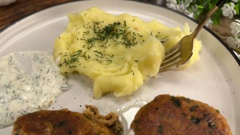 Mischen Sie einfach 3 Eier und Thunfisch in Dosen! Dieses Gericht wird jeden sofort beeindrucken!