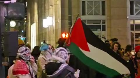 Hamasnik leader can't remember the words to an anti-Israel chant while protesting Kamala in Seattle