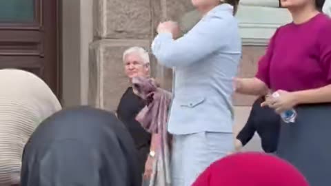 Based woman in Texas takes over mic at pro-mooslim rally to declare moohamad is a pdf