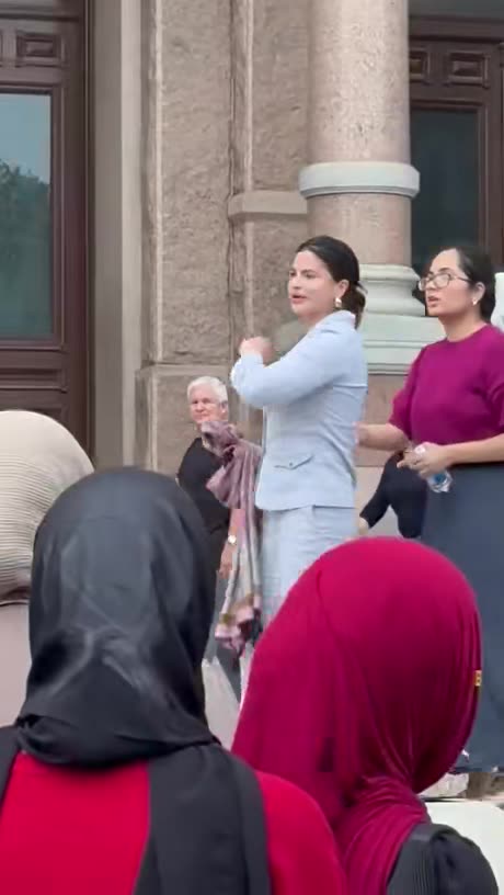Based woman in Texas takes over mic at pro-mooslim rally to declare moohamad is a pdf