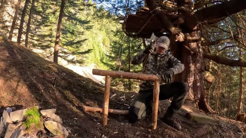 Building Cozy Bushcraft Treehouse Shelter for surviving a freezing Winter - pt.2