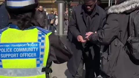 The policewoman in London seems to be in trouble.