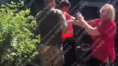 🚨🧴 Ukraine Russia War | Woman in Odesa Clashes with TCC Officer Over Busification | RCF