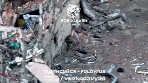 An episode of street fighting in Vovchansk: a Russian tries to throw a bomb from