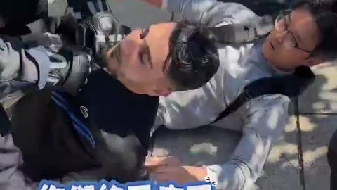 A foreign thief in Barcelona tried to steal a Chinese photographer's camera.