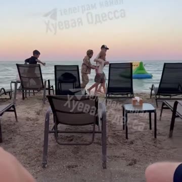 🇺🇦 Ukrainian kids play forceful mobilization on the beach in Odessa