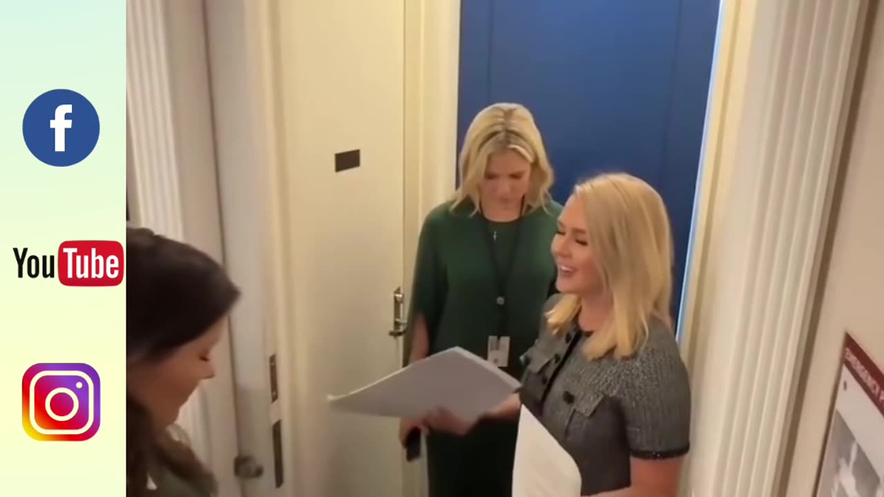 KAROLINE LEAVITT PRAYING BEFORE TAKING THE PODIUM🙏🏻