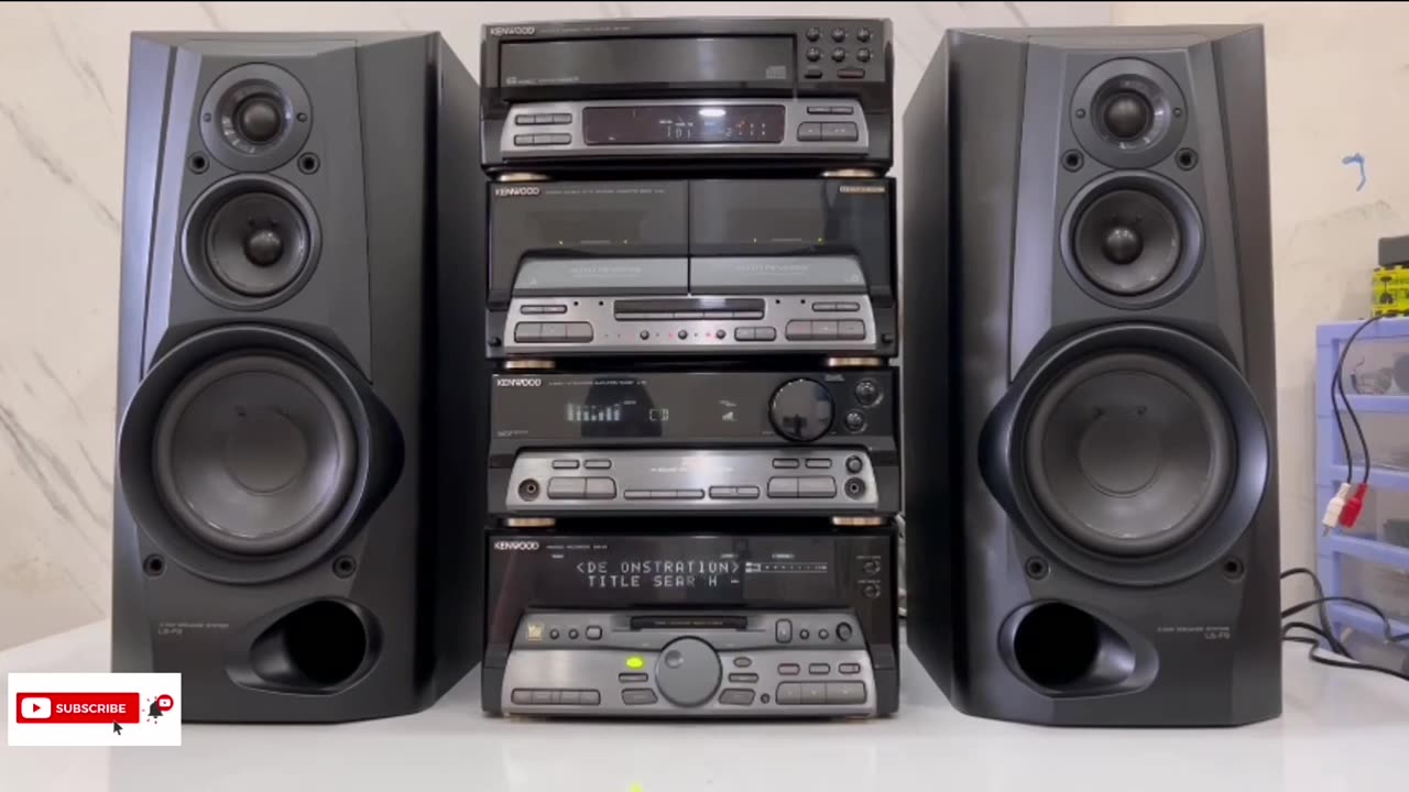 🎶✨ We brought back the atmosphere of the good old days with a classic music player that pulsates