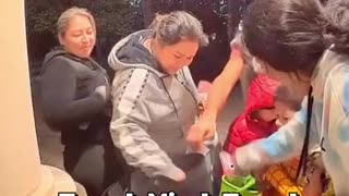 Familia roba caramelos en Halloween en EE.UU.