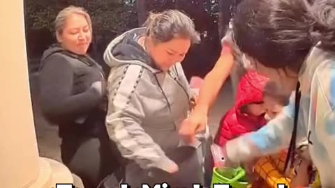 Familia roba caramelos en Halloween en EE.UU.