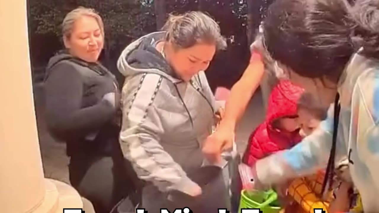 Familia roba caramelos en Halloween en EE.UU.