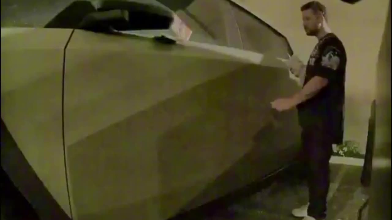 This guy keyed 2 Cybertrucks parked next to each other in San Francisco..