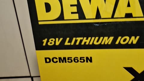 Unboxing Dewalt 18V XR Brushless 30cm compact Chainsaw, DCM565N-XJ