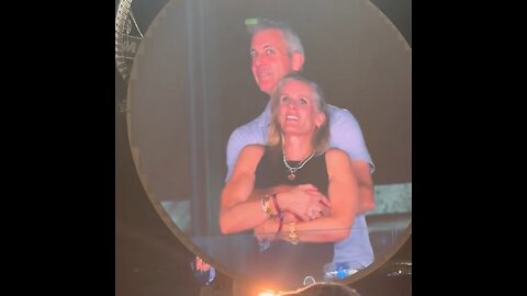 Renuncia el CEO que fue ‘pillado’ con su amante en un concierto de Coldplay