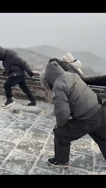 Icy conditions and severe frosts don't stop tourists in China