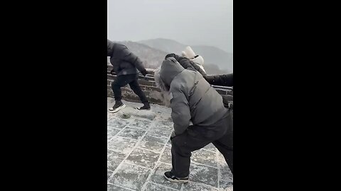 Icy conditions and severe frosts don't stop tourists in China