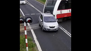 Tren arrolla un auto en Polonia y deja al conductor herido