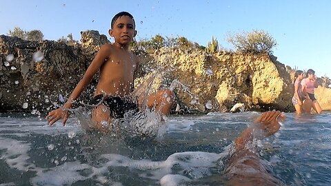 Siente las Olas y la Alegría de un Día de Playa en Familia.