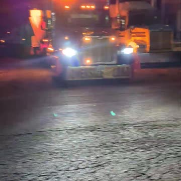 Be aware of your surroundings! #reallifetruckers #truckdriving #trucker