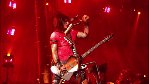 Red Hot - Mötley Crüe (live)