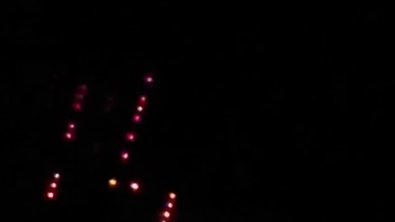 Quelque chose d'étrange dans le ciel repéré depuis une barge sur le fleuve Potomac