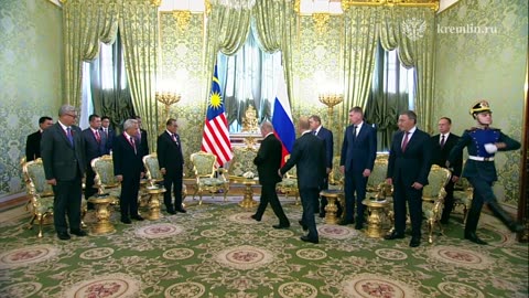 Владимир Путин проводит переговоры с Верховным правителем Малайзии султаном Ибрагимом