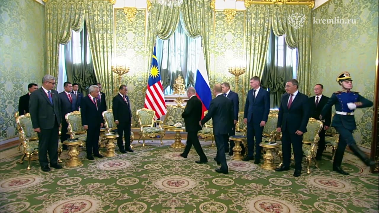 Владимир Путин проводит переговоры с Верховным правителем Малайзии султаном Ибрагимом
